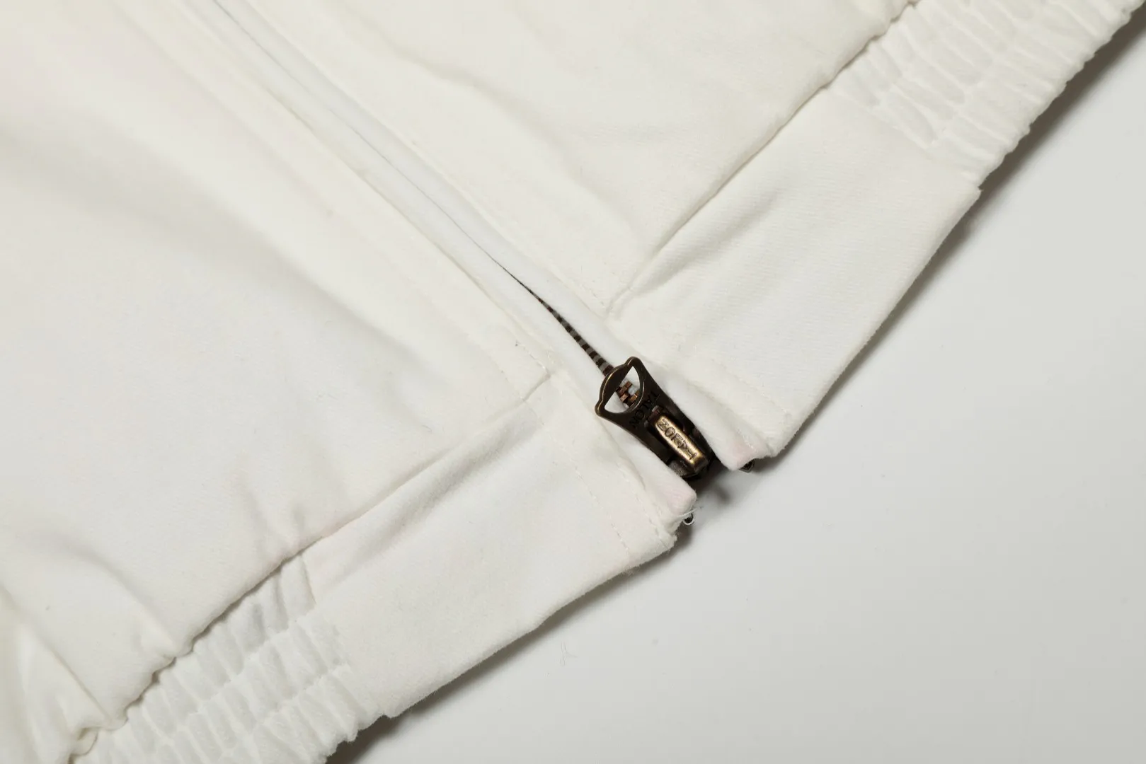 P300 top quality" Style number: 8101# (not off the shelves all year round) [Ralph Lauren/Ralph Lauren old cadre pony embroidered armband POLO jacket] ✅Ralph Lauren Ralph Lauren classic basic American retro old cadre goddess style jacket ✅Pure cotton high-gram heavy wash, soft, comfortable and tangible, upright and textured ✅Customized Vintage bronze double-open zipper head to restore the same quality as the cabinet version ✅This style: White/khaki color. There are waist patterns inside the threads of the collar and cuffs. Please note~ ✅Retro versatile jacket. The upper body is very flattering. Versatile model YYDS~ ✅Versatile for daily wear and work wear. ✅The upper body is simple and easy to wear. A must-have for goddess ootd. Good-looking clothes are never too picky. A must-have in the goddess' wardrobe. Size: S-XL. Color: White, yellow, red, navy, khaki, pink, light blue, olive green.